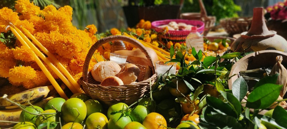 Cítricos, pan y flor de cempasúchil de productores locales